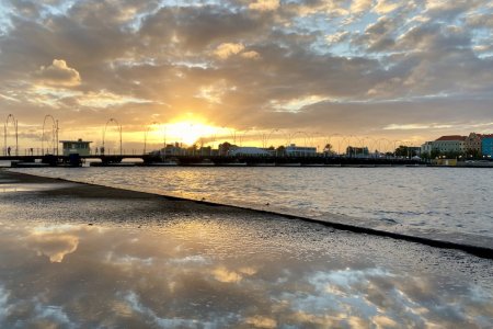 Zonsondergang en spiegeling boven Willemstad